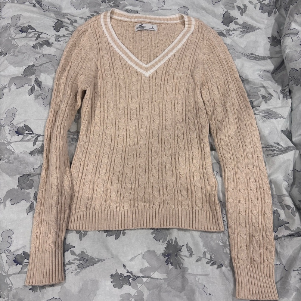 hollister beige cable knit sweater 

only worn once !!